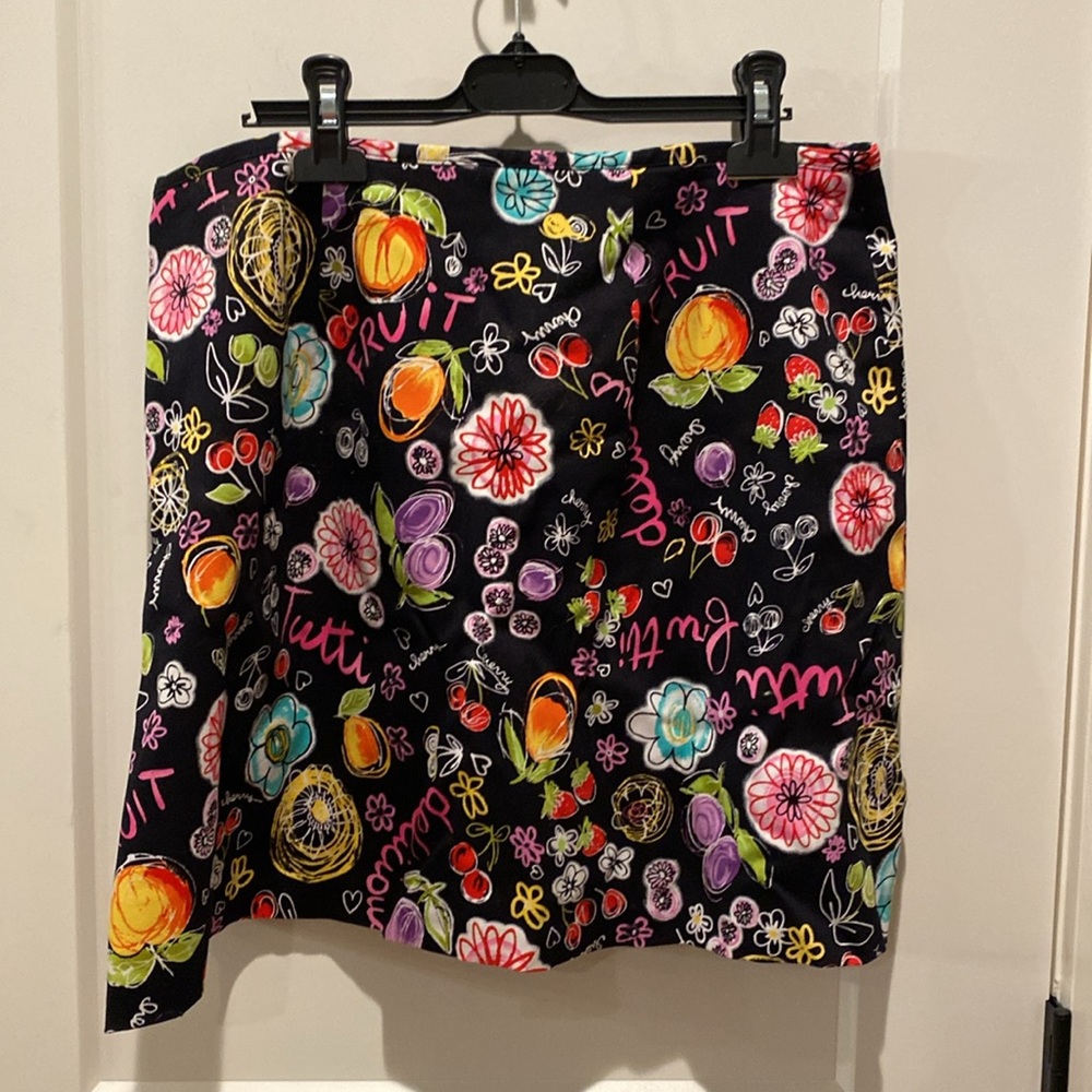 Briggs New York Vintage Skort.  Black w/Fruit and Flowers.  Shorts Built-in - Picture 2 of 5